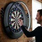 Darts falvédő Mission 2026 Logo beépített nyíltartóval, fekete